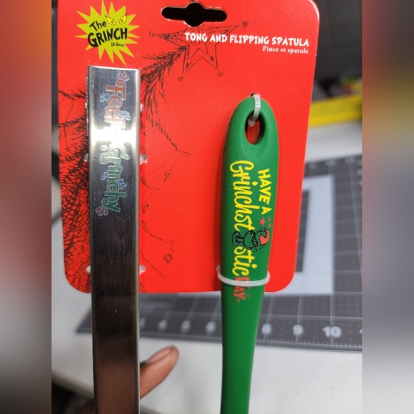 New With Tags THE GRINCH Spatula Stainless  Steel Tongs G8 - Picture 3 of 3